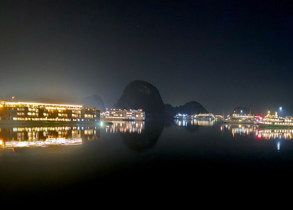 Turistbåter i Halong bukta